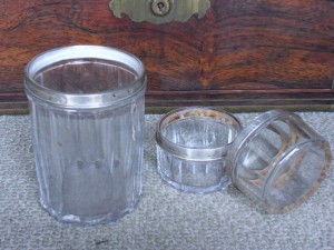 Frascos de cristal y plata del interior