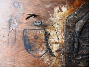 Aquí una prueba de pintura que permaneció tapada por una moldura. Aquí una prueba de pintura que permaneció tapada por una moldura.