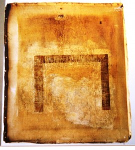 Reverso del lienzo. Colocación de un parche con hilos desflecados.