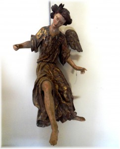 Ángel lampadario. Anónimo .Hacia 1700. Altura: 103 cm.