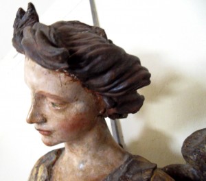 Ángel lampadario. Detalle.