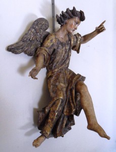 Ángel lampadario. Anónimo. Hacia 1700. Altura 100 cm.