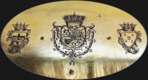 Detalle del grabado en la bandeja de las vinajeras